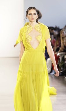 New York, Amerika Birleşik Devletleri - 14 Şubat 2018: Bir model yürür pist Leanne Marshall sonbahar/kış 2018 pist gösterisi sırasında bahar Studios, Manhattan, New York moda haftası için