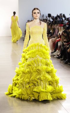 New York, Amerika Birleşik Devletleri - 14 Şubat 2018: Bir model yürür pist Leanne Marshall sonbahar/kış 2018 pist gösterisi sırasında bahar Studios, Manhattan, New York moda haftası için