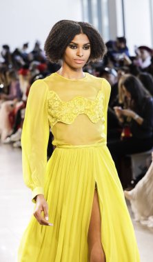 New York, Amerika Birleşik Devletleri - 14 Şubat 2018: Bir model yürür pist Leanne Marshall sonbahar/kış 2018 pist gösterisi sırasında bahar Studios, Manhattan, New York moda haftası için