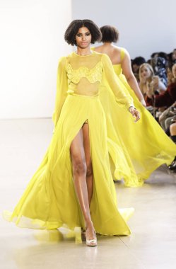 New York, Amerika Birleşik Devletleri - 14 Şubat 2018: Bir model yürür pist Leanne Marshall sonbahar/kış 2018 pist gösterisi sırasında bahar Studios, Manhattan, New York moda haftası için