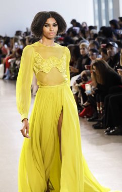 New York, Amerika Birleşik Devletleri - 14 Şubat 2018: Bir model yürür pist Leanne Marshall sonbahar/kış 2018 pist gösterisi sırasında bahar Studios, Manhattan, New York moda haftası için