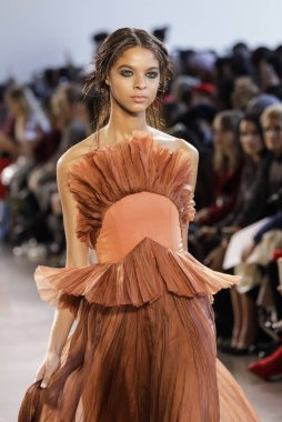 New York, Amerika Birleşik Devletleri - 14 Şubat 2018: Bir model yürür pist Leanne Marshall sonbahar/kış 2018 pist gösterisi sırasında bahar Studios, Manhattan, New York moda haftası için