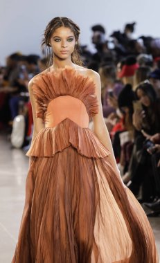 New York, Amerika Birleşik Devletleri - 14 Şubat 2018: Bir model yürür pist Leanne Marshall sonbahar/kış 2018 pist gösterisi sırasında bahar Studios, Manhattan, New York moda haftası için