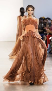 New York, Amerika Birleşik Devletleri - 14 Şubat 2018: Bir model yürür pist Leanne Marshall sonbahar/kış 2018 pist gösterisi sırasında bahar Studios, Manhattan, New York moda haftası için