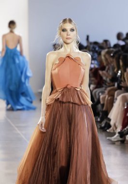 New York, Amerika Birleşik Devletleri - 14 Şubat 2018: Bir model yürür pist Leanne Marshall sonbahar/kış 2018 pist gösterisi sırasında bahar Studios, Manhattan, New York moda haftası için