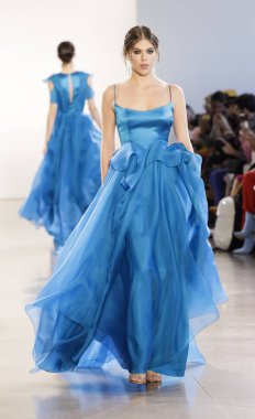 New York, Amerika Birleşik Devletleri - 14 Şubat 2018: Bir model yürür pist Leanne Marshall sonbahar/kış 2018 pist gösterisi sırasında bahar Studios, Manhattan, New York moda haftası için