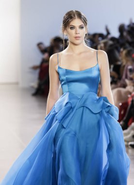 New York, Amerika Birleşik Devletleri - 14 Şubat 2018: Bir model yürür pist Leanne Marshall sonbahar/kış 2018 pist gösterisi sırasında bahar Studios, Manhattan, New York moda haftası için