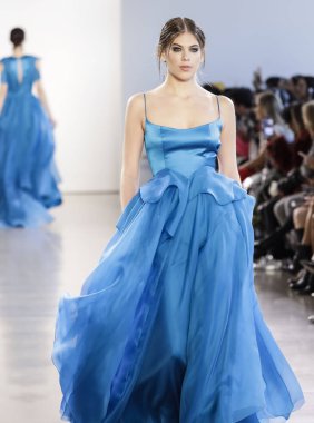 New York, Amerika Birleşik Devletleri - 14 Şubat 2018: Bir model yürür pist Leanne Marshall sonbahar/kış 2018 pist gösterisi sırasında bahar Studios, Manhattan, New York moda haftası için