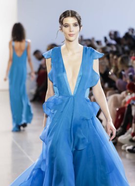 New York, Amerika Birleşik Devletleri - 14 Şubat 2018: Bir model yürür pist Leanne Marshall sonbahar/kış 2018 pist gösterisi sırasında bahar Studios, Manhattan, New York moda haftası için