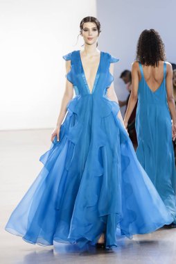 New York, Amerika Birleşik Devletleri - 14 Şubat 2018: Bir model yürür pist Leanne Marshall sonbahar/kış 2018 pist gösterisi sırasında bahar Studios, Manhattan, New York moda haftası için