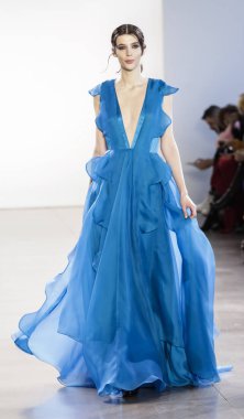 New York, Amerika Birleşik Devletleri - 14 Şubat 2018: Bir model yürür pist Leanne Marshall sonbahar/kış 2018 pist gösterisi sırasında bahar Studios, Manhattan, New York moda haftası için