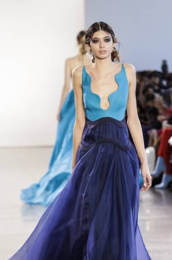 New York, Amerika Birleşik Devletleri - 14 Şubat 2018: Bir model yürür pist Leanne Marshall sonbahar/kış 2018 pist gösterisi sırasında bahar Studios, Manhattan, New York moda haftası için