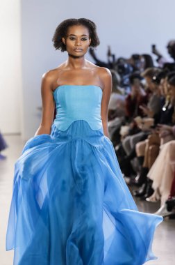 New York, Amerika Birleşik Devletleri - 14 Şubat 2018: Bir model yürür pist Leanne Marshall sonbahar/kış 2018 pist gösterisi sırasında bahar Studios, Manhattan, New York moda haftası için