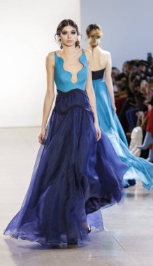 New York, Amerika Birleşik Devletleri - 14 Şubat 2018: Bir model yürür pist Leanne Marshall sonbahar/kış 2018 pist gösterisi sırasında bahar Studios, Manhattan, New York moda haftası için