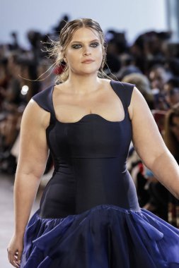 New York, Amerika Birleşik Devletleri - 14 Şubat 2018: Bir model yürür pist Leanne Marshall sonbahar/kış 2018 pist gösterisi sırasında bahar Studios, Manhattan, New York moda haftası için