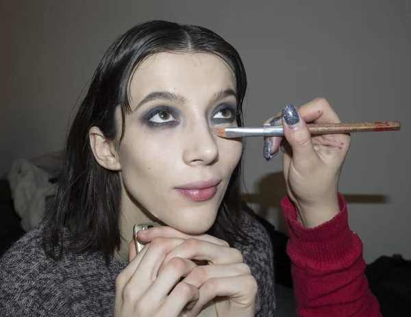 sahne arkasında modeli hazırlar