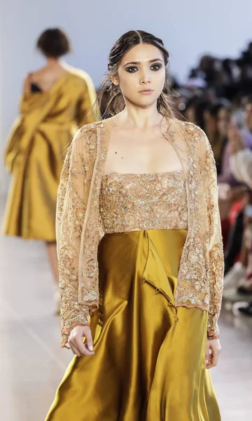 New York, Amerika Birleşik Devletleri - 14 Şubat 2018: Bir model yürür pist Leanne Marshall sonbahar/kış 2018 pist gösterisi sırasında bahar Studios, Manhattan, New York moda haftası için