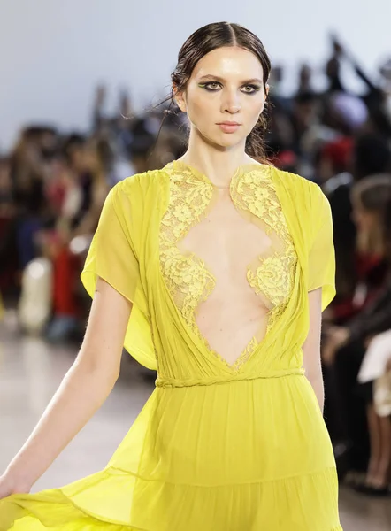 New York, Amerika Birleşik Devletleri - 14 Şubat 2018: Bir model yürür pist Leanne Marshall sonbahar/kış 2018 pist gösterisi sırasında bahar Studios, Manhattan, New York moda haftası için