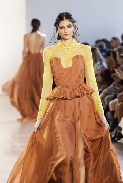 New York, Amerika Birleşik Devletleri - 14 Şubat 2018: Bir model yürür pist Leanne Marshall sonbahar/kış 2018 pist gösterisi sırasında bahar Studios, Manhattan, New York moda haftası için