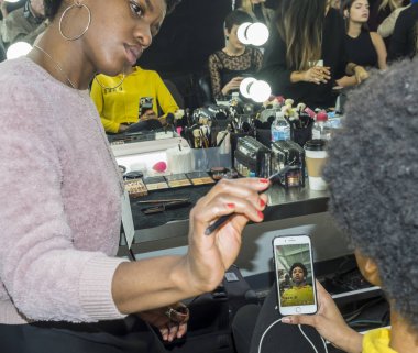 sahne arkasında modeli hazırlar