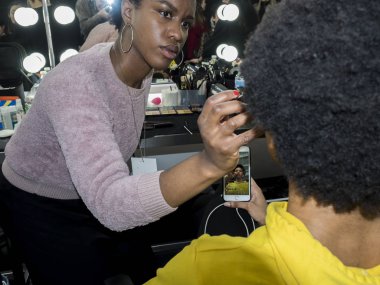 sahne arkasında modeli hazırlar