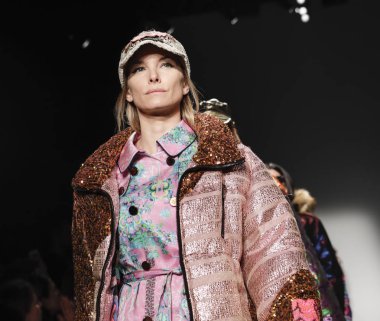 Pist modelleri yürümek