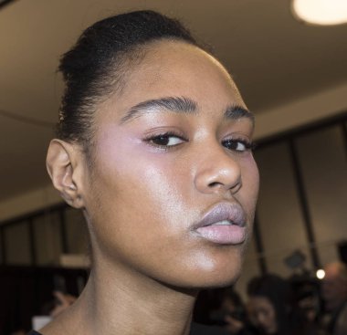 sahne arkasında modeli hazırlar