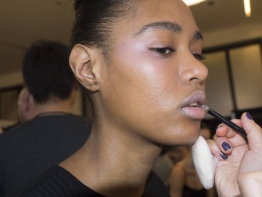 sahne arkasında modeli hazırlar