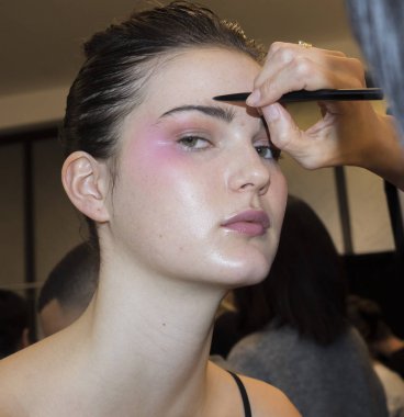 sahne arkasında modeli hazırlar