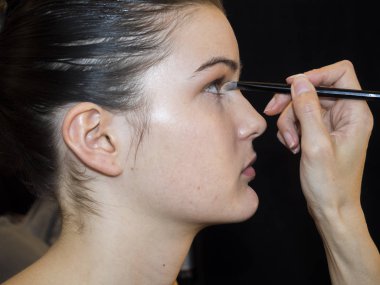 sahne arkasında modeli hazırlar