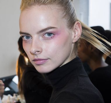 sahne arkasında modeli hazırlar