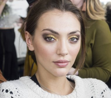 sahne arkasında modeli hazırlar