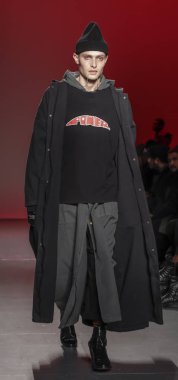 Modeli pist yürür