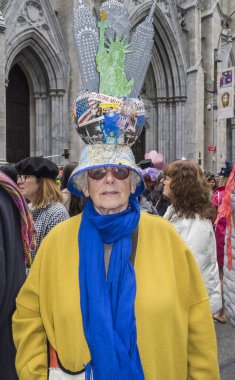 New York, ABD - 1 Nisan 2018: insanlar kostümleri katılmak 2018 New York Easter Parade ve kaporta Festivali 5 Avenue, Manhattan St.Patricks Cathedral yakınındaki