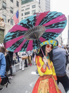 New York, Ny, Amerika Birleşik Devletleri - 1 Nisan 2018: Kadın kılık katılmak 2018 New York Easter Parade ve kaporta Festivali 5 Avenue, Manhattan St.Patricks Cathedral yakınındaki