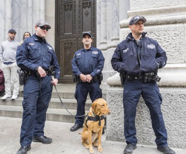 Polis memurları ile köpek