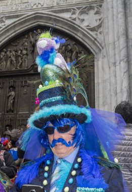 New York, ABD - 1 Nisan 2018: insanlar kostümleri katılmak 2018 New York Easter Parade ve kaporta Festivali 5 Avenue, Manhattan St.Patricks Cathedral yakınındaki