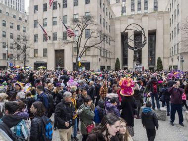 New York, ABD - 1 Nisan 2018: insanlar kostümleri katılmak 2018 New York Easter Parade ve kaporta Festivali 5 Avenue, Manhattan St.Patricks Cathedral yakınındaki