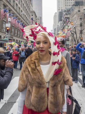 New York, ABD - 1 Nisan 2018: insanlar kostümleri katılmak 2018 New York Easter Parade ve kaporta Festivali 5 Avenue, Manhattan St.Patricks Cathedral yakınındaki
