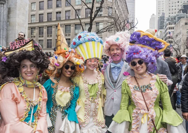 New York, ABD - 1 Nisan 2018: insanlar kostümleri katılmak 2018 New York Easter Parade ve kaporta Festivali 5 Avenue, Manhattan St.Patricks Cathedral yakınındaki