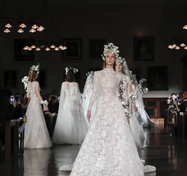 Models walk runway — Stock Photo, Image