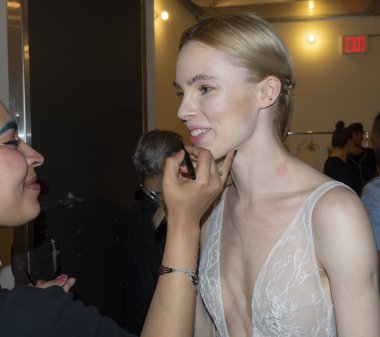 sahne arkasında modeli hazırlar