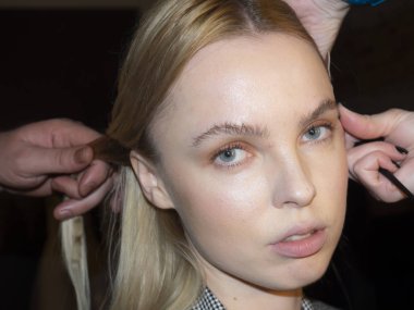 sahne arkasında modeli hazırlar