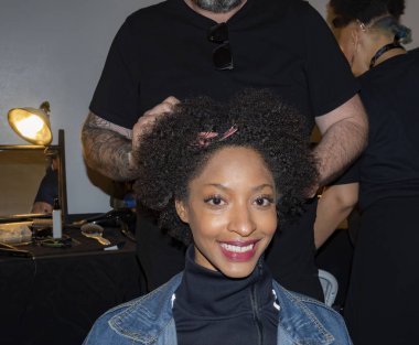 sahne arkasında modeli hazırlar