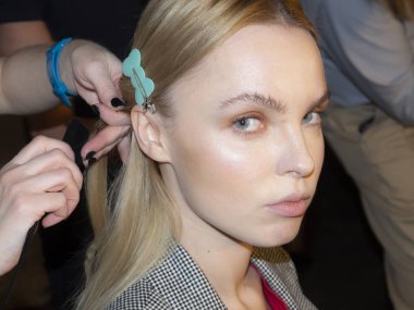 sahne arkasında modeli hazırlar