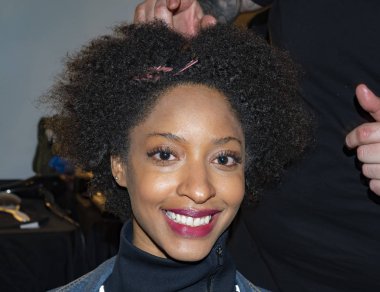 sahne arkasında modeli hazırlar