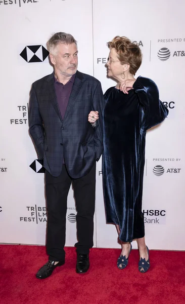 Actores Alec Baldwin y Annette Bening — Foto de Stock