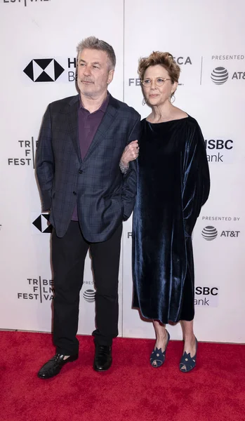 Actores Alec Baldwin y Annette Bening — Foto de Stock