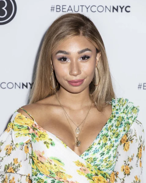 Eva Gutowski részt vesz a Beautycon fesztivál — Stock Fotó