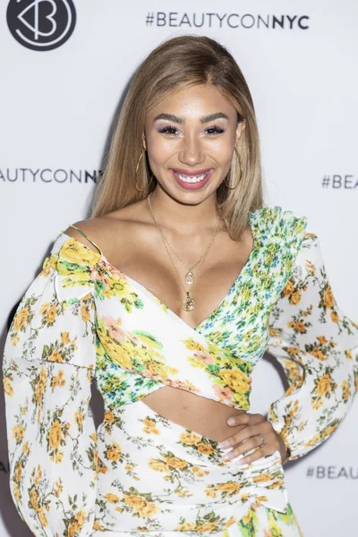 Eva Gutowski részt vesz a Beautycon fesztivál — Stock Fotó